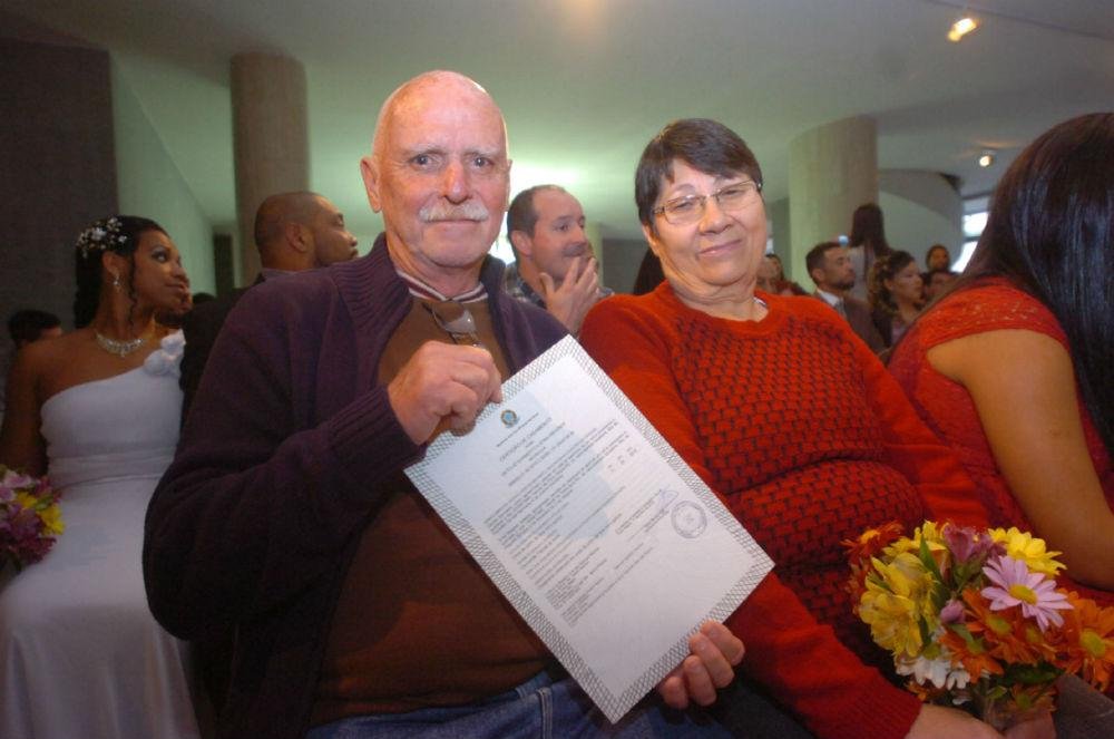 Casal sexagen&aacute;rio oficializou uni&atilde;o ap&oacute;s 44 anos de relacionamento