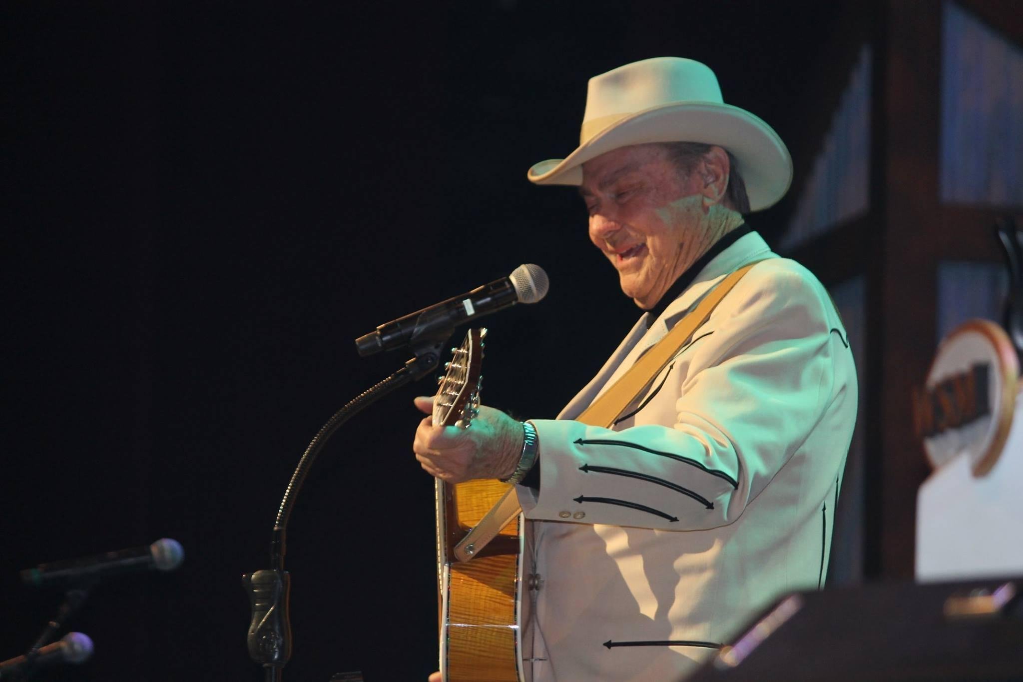 Cantor alcan&ccedil;ou o reconhecimento internacional em 1959, tanto na cena pop como na m&uacute;sica country