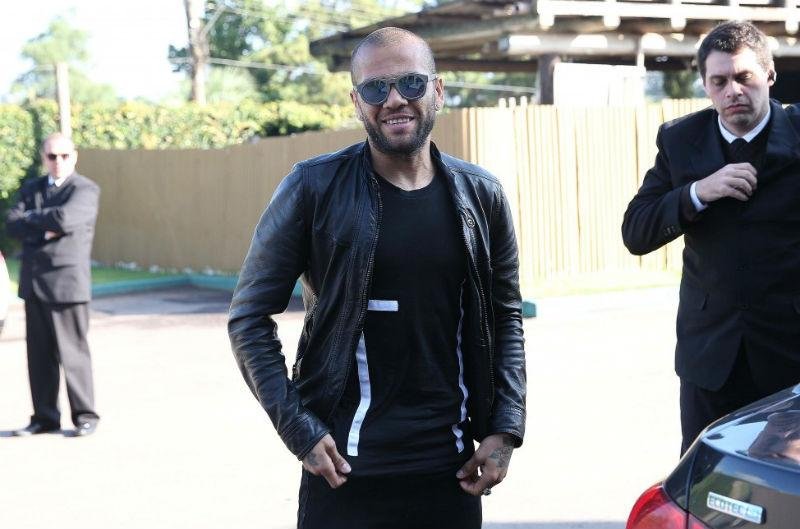 Daniel Alves chega a Viam&atilde;o e treina com Sele&ccedil;&atilde;o
