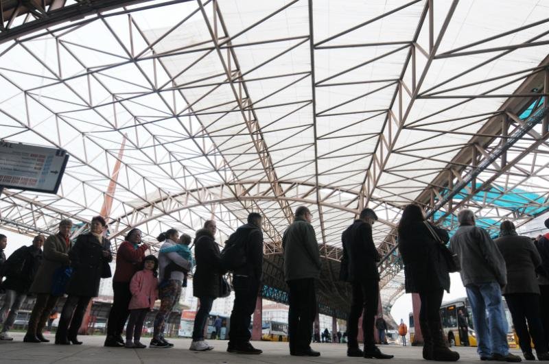 Sem cobertura, usu&aacute;rios reclamam do Terminal Tri&acirc;ngulo em Porto Alegre