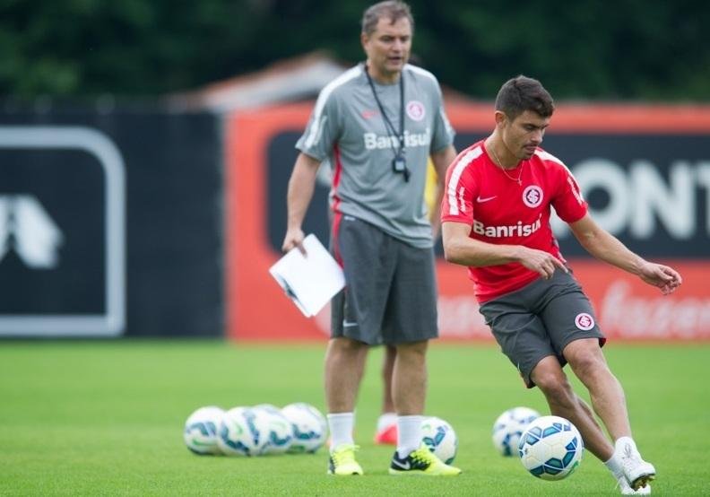 Alex deve iniciar a partida diante dos paulistas