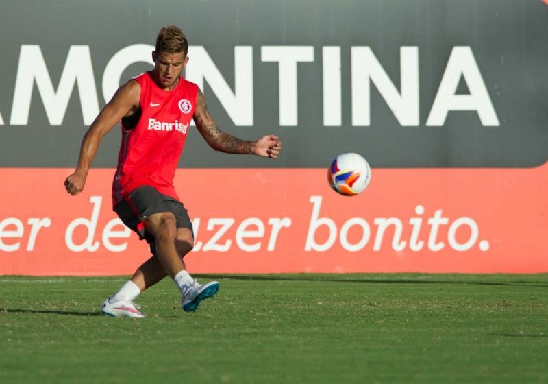 Rafael Moura ganha uma chance no ataque