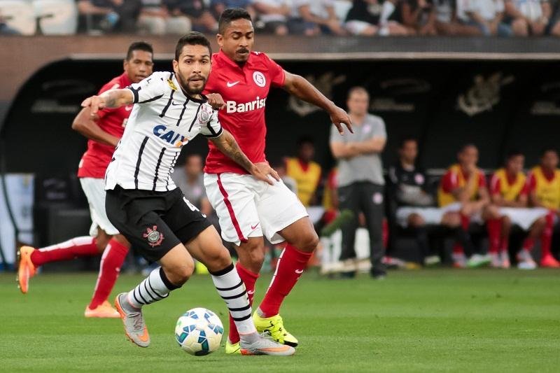 Defesa n&atilde;o resistiu &agrave; forte press&atilde;o corintiana e Colorado segue sem ganhar fora no Brasileir&atilde;o