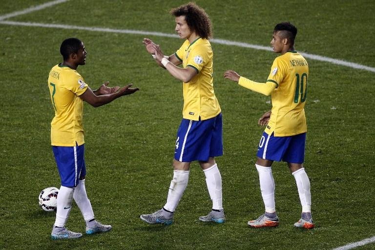 Apesar de falha, David Luiz elogia defesa da Sele&ccedil;&atilde;o 