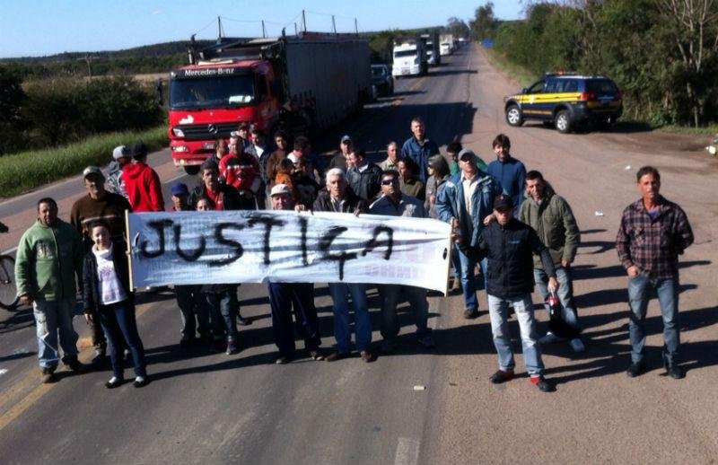 Moradores fazem protesto ap&oacute;s morte de taxista
