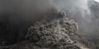 Erupção obriga mais de 10 mil a deixar as casas na Indonésia