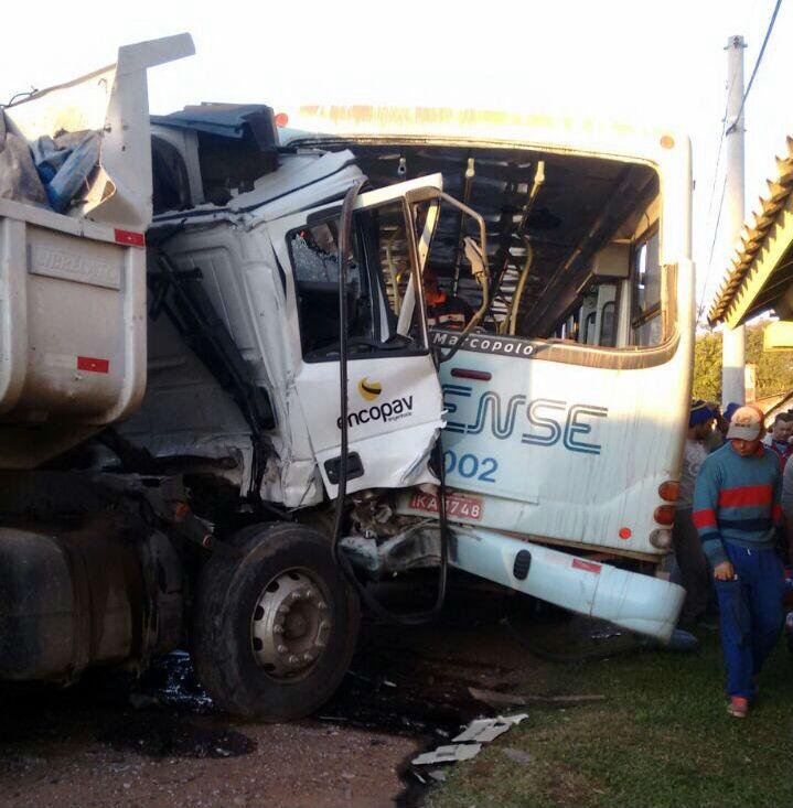Caminh&atilde;o e &ocirc;nibus colidiram na ERS 122
