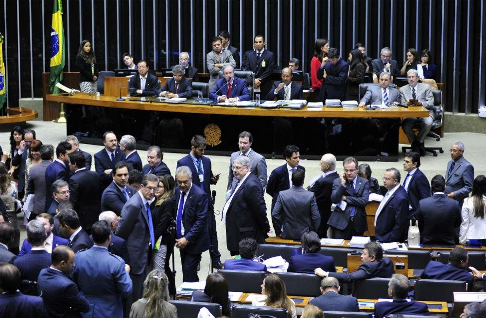 C&acirc;mara adia para esta quarta-feira a vota&ccedil;&atilde;o de tr&ecirc;s pontos da reforma pol&iacute;tica