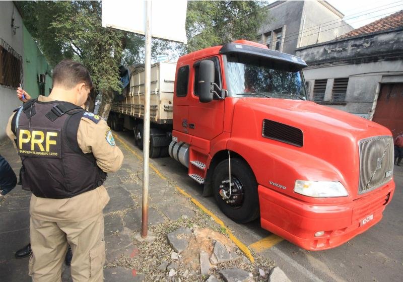Caminhoneiro furou bloqueio, atravessou fronteira e invadiu com&eacute;rcio em cidade uruguaia