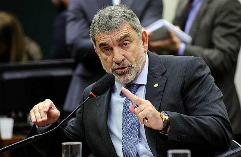 Relator muda parecer e prop&otilde;e reduzir maioridade para crimes graves
