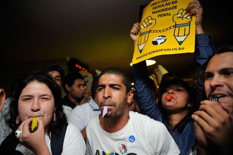Manifestantes contr&aacute;rios a redu&ccedil;&atilde;o da maioridade penal promovem um apita&ccedil;o
