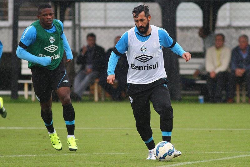 Douglas est&aacute; liberado para enfrentar o Palmeiras