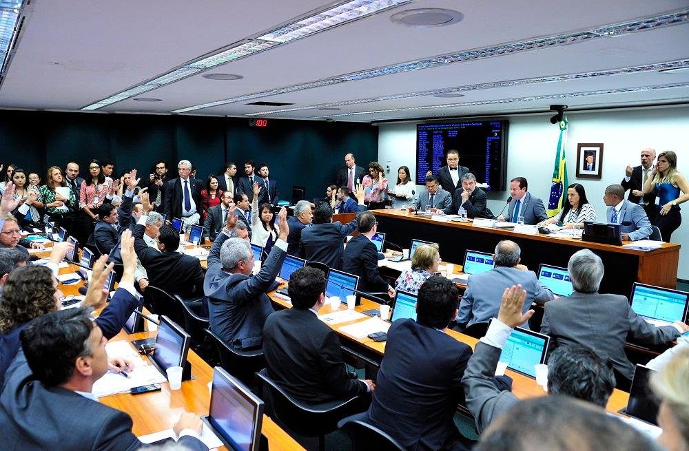 Relat&oacute;rio que prev&ecirc; redu&ccedil;&atilde;o da maioridade em crimes hediondos foi aprovado