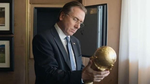 O ator Tim Roth interpreta Sepp Blatter