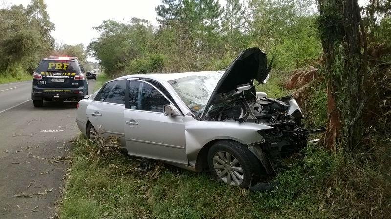 Motorista perdeu controle de ve&iacute;culo e se chocou contra &aacute;rvore