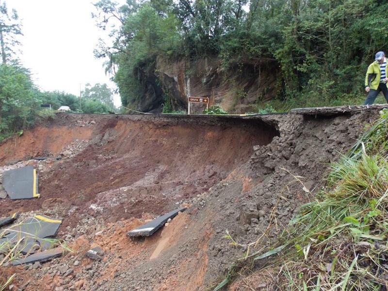 Cratera aberta pela chuva bloqueia rodovia entre Marat&aacute; e Montenegro