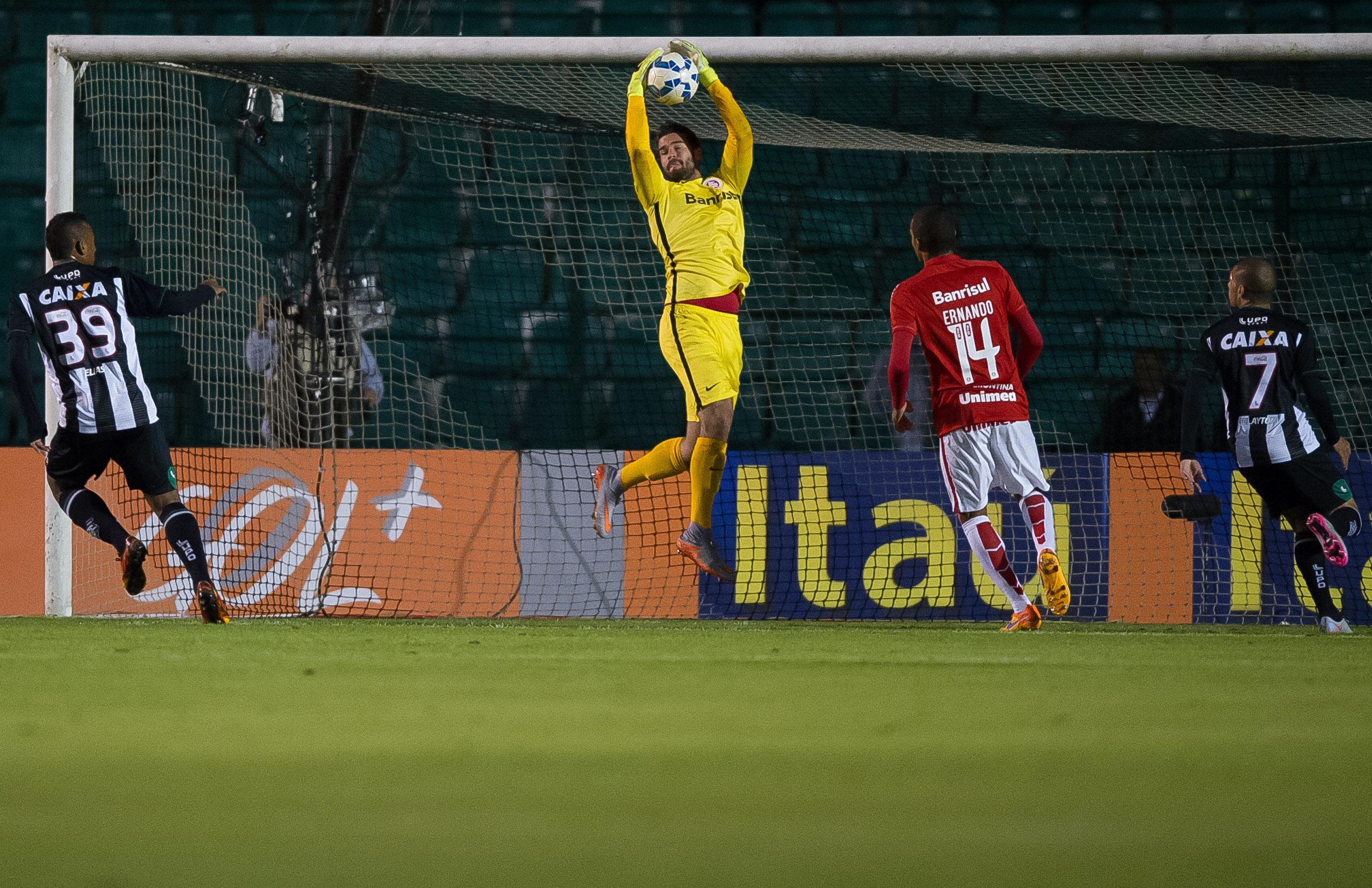 Goleiro Alisson em a&ccedil;&atilde;o contra o Figueirense