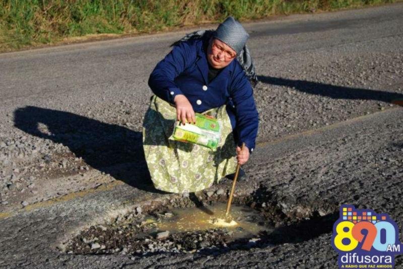 Artistas fizeram interven&ccedil;&otilde;es para alertar para os buracos na BR 470