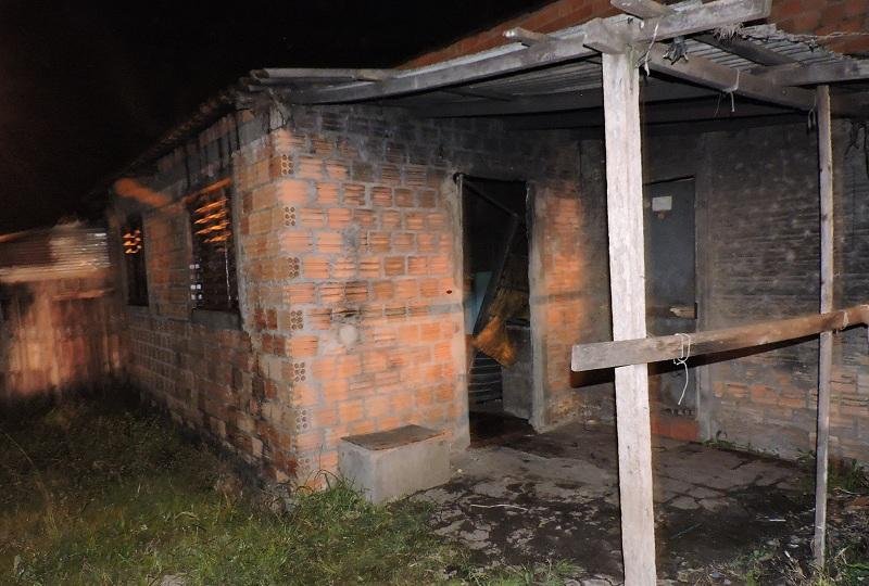 V&iacute;tima de 44 anos acusa vizinha de colocar gasolina na porta e atear fogo