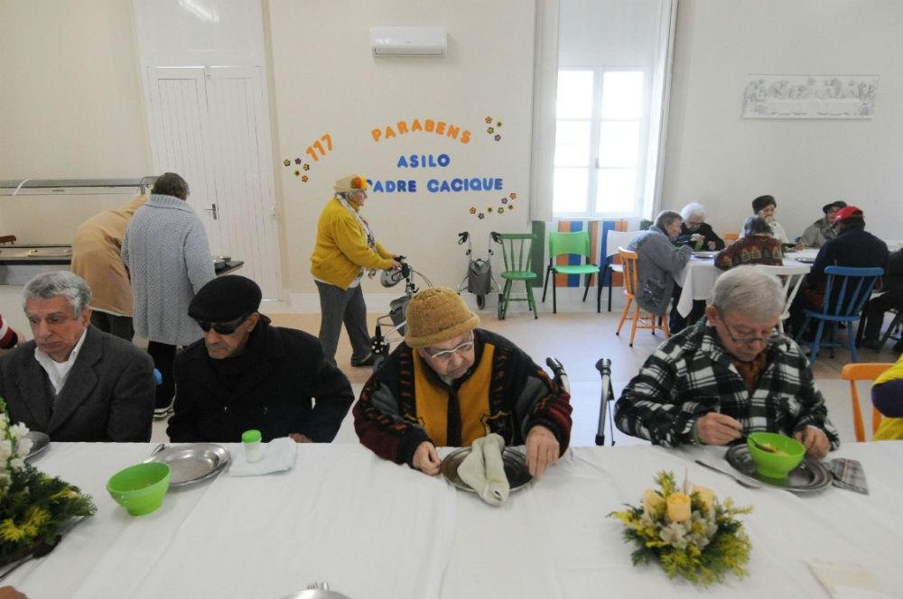 Pelos corredores do asilo, os moradores contaram hist&oacute;rias sobre como &eacute; viver ali