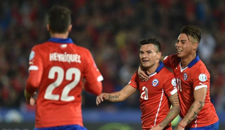 Ar&aacute;nguiz marcou dois gols na vit&oacute;ria chilena