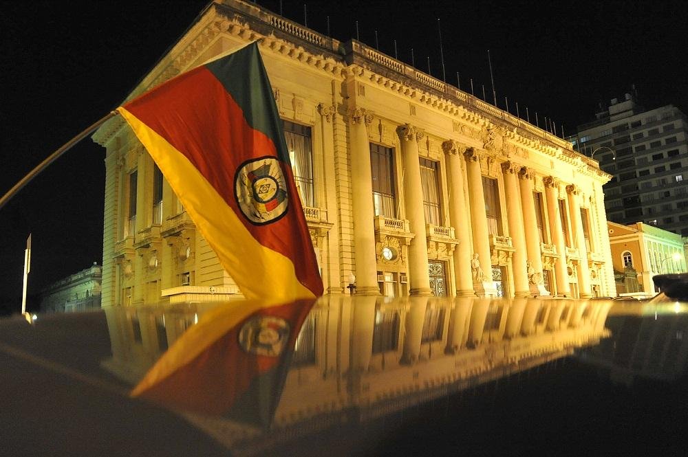 Ced&ecirc;ncia de policiais desafia governo ga&uacute;cho