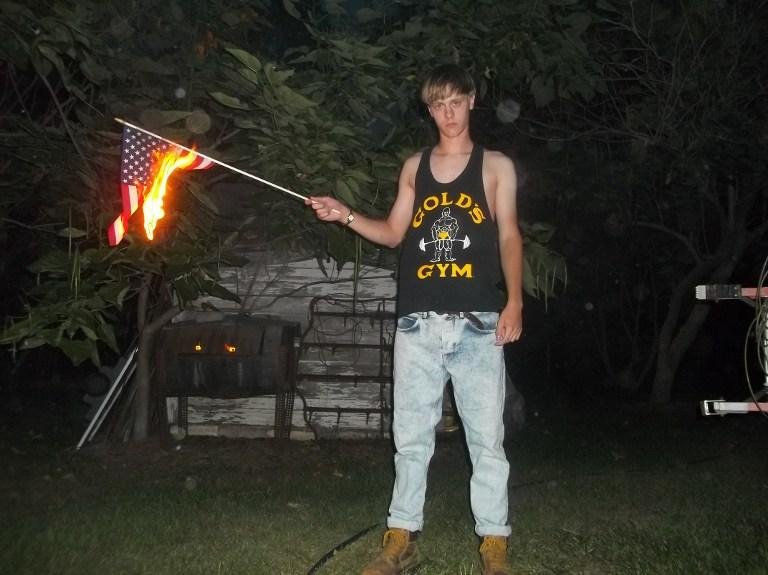 Dylann Roof queima bandeira dos Estados Unidos