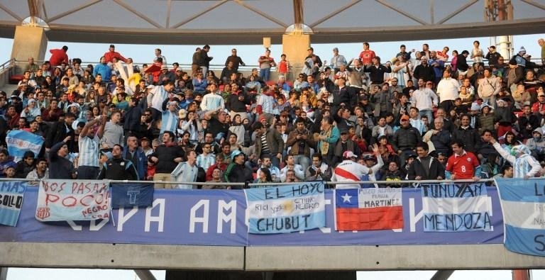 Torcida argentina causa pol&ecirc;mica no Chile