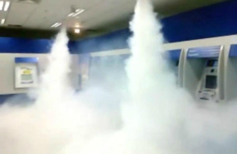 Quando os ladr&otilde;es arrombam um caixa eletr&ocirc;nico, soa um alarme e uma n&eacute;voa densa &eacute; injetada no recinto 