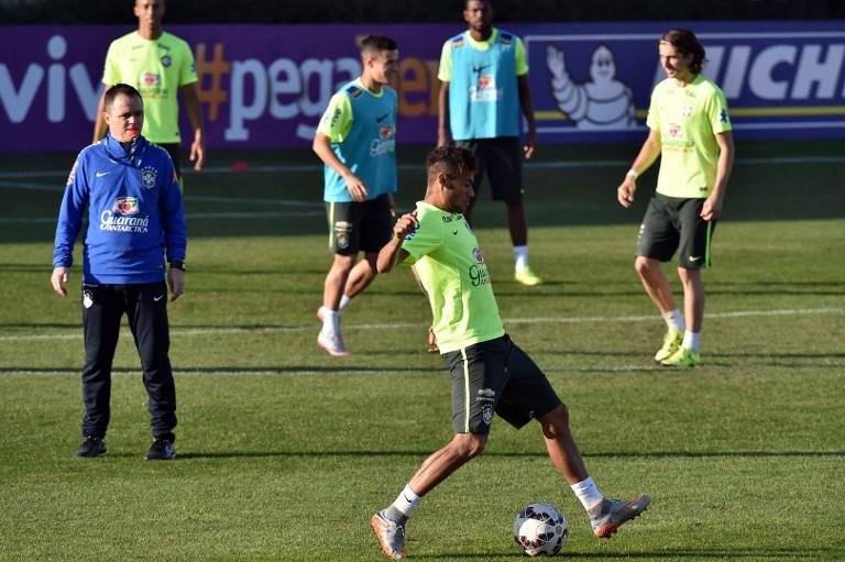 Com Neymar, sele&ccedil;&atilde;o treinou jogadas ensaiadas &agrave;s v&eacute;speras de decis&atilde;o