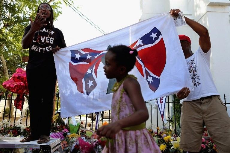Manifestantes exigem retirada da bandeira confederada de Charleston