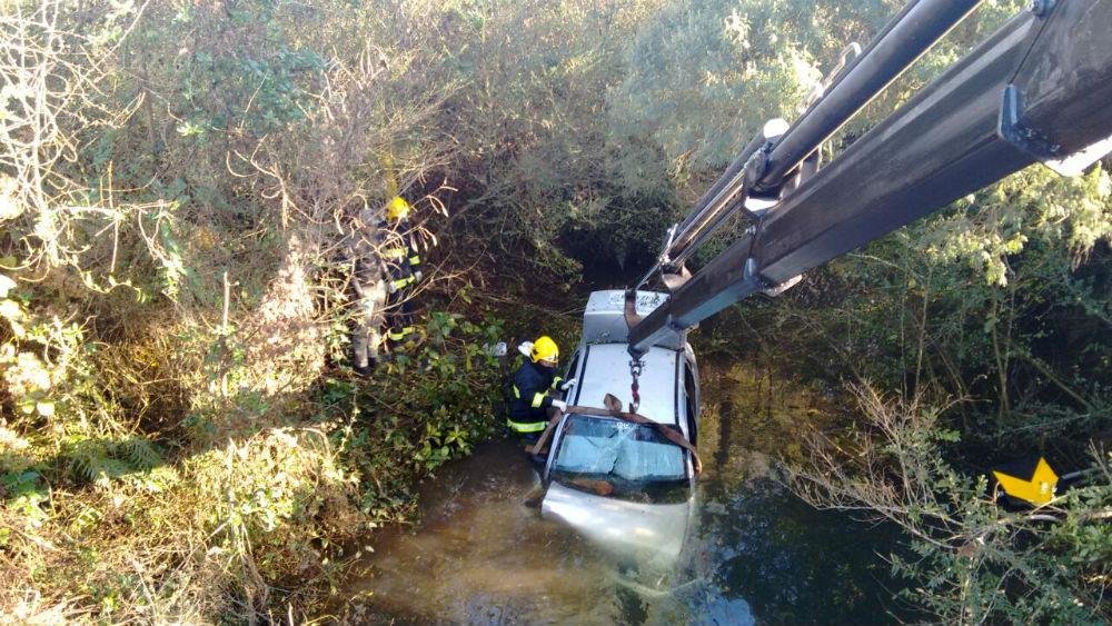 De acordo com a BM, v&iacute;tima perdeu o controle da dire&ccedil;&atilde;o e ve&iacute;culo caiu em c&oacute;rrego 