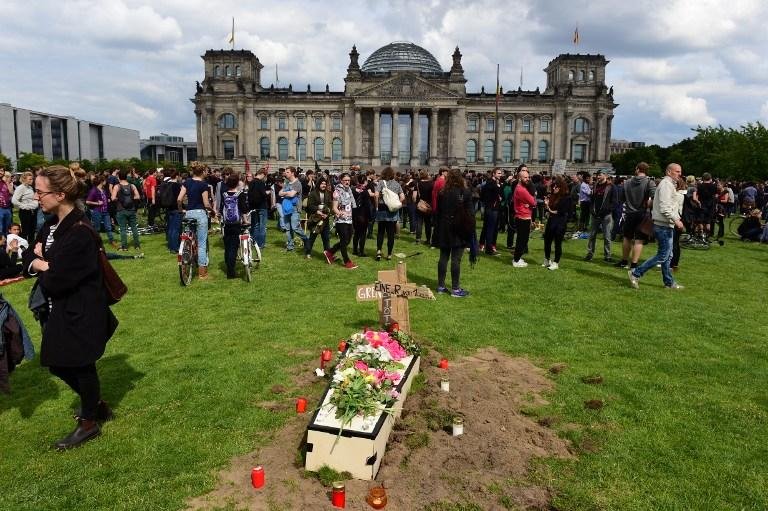 Cerca de 5 mil protestam em Berlim pela morte de imigrantes no Mediterr&acirc;neo