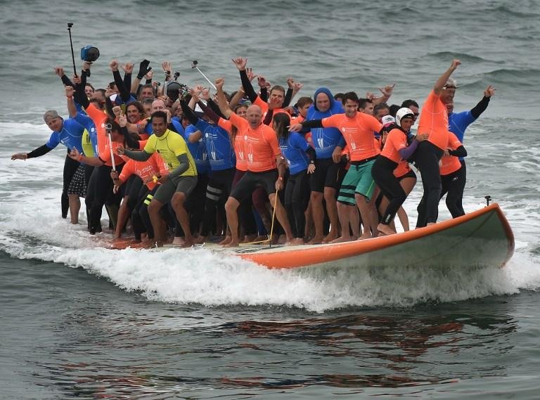 Sessenta e seis surfistas surfam juntos na maior prancha do mundo na Calif&oacute;rnia 