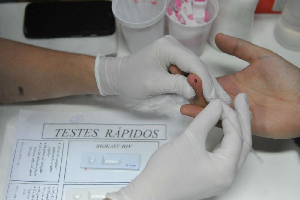 Autoridades da &aacute;rea de sa&uacute;de incentivam o acesso aos testes r&aacute;pidos para um diagn&oacute;stico precoce 