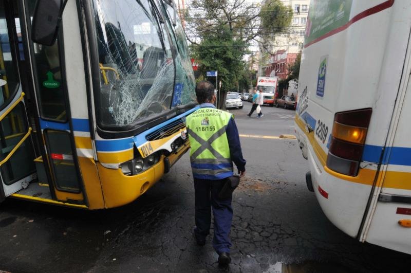 &Ocirc;nibus colidem na avenida Azenha em Porto Alegre
