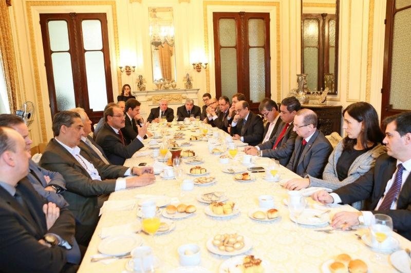 Sartori esteve reunido com represantes dos demais poderes para tratar situa&ccedil;&atilde;o financeira do RS