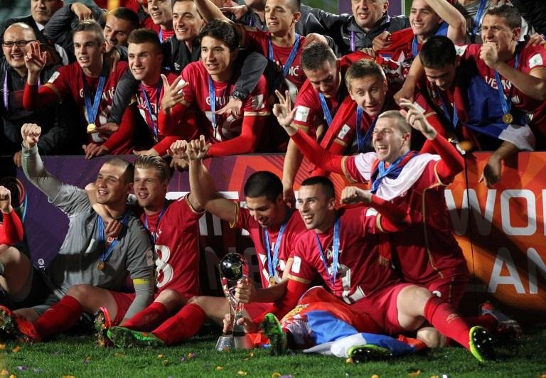 Campe&otilde;es mundiais Sub-20 da S&eacute;rvia s&atilde;o recebidos por 50 mil torcedores
