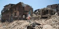 Tremor matou mais de 8,7 mil pessoas e destruiu quase meio milhão de casas