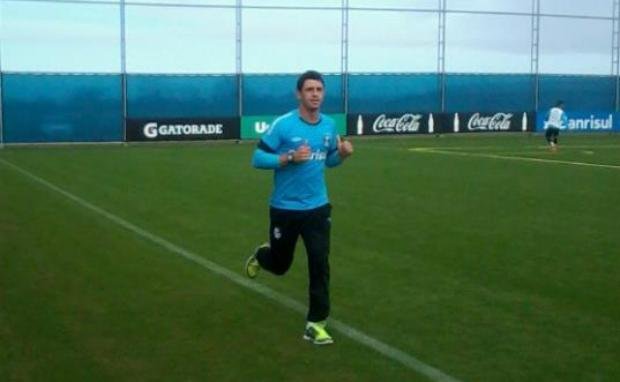 Giuliano &eacute; preservado em treino de ataque e defesa do Gr&ecirc;mio 