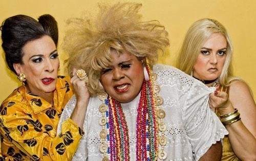 Dandara, ao centro, interpretando Cinderela, a gata borralheira