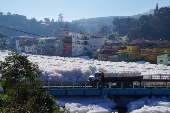 Com mais de 3 metros de altura, a camada de espuma chegou at&eacute; a porta de algumas casas
