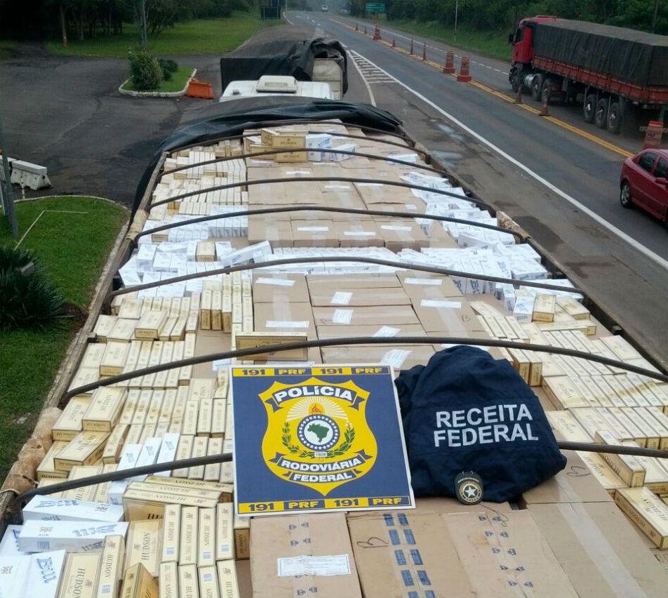 PRF e Receita Federal apreendem carreta carregada com cigarros