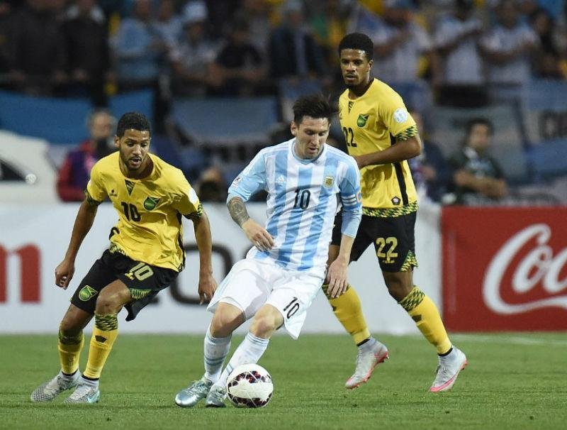 Jornal diz que jogadores foram subornador para n&atilde;o machucarem Messi