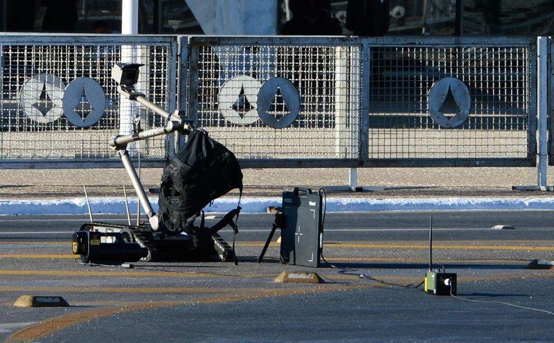 Mochilas deixadas em frente ao Pal&aacute;cio do Planalto mobilizam Esquadr&atilde;o de Bombas