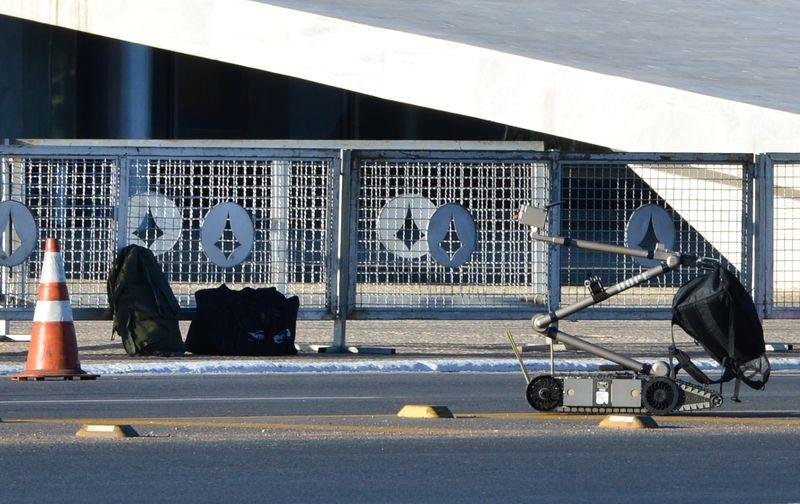 Bolsas foram deixadas em frente ao Pal&aacute;cio do Planalto