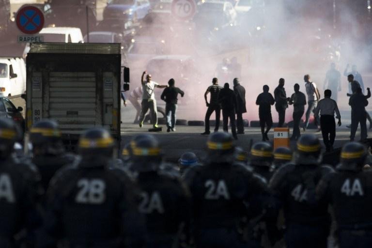 Greve de taxistas na Fran&ccedil;a bloqueia acessos a aeroporto de Paris