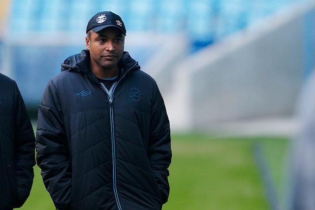 Gr&ecirc;mio faz recuo estrat&eacute;gico na busca por refor&ccedil;os