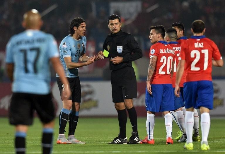 Brasileiro n&atilde;o apitar&aacute; mais na Copa Am&eacute;rica ap&oacute;s expuls&atilde;o de Cavani  