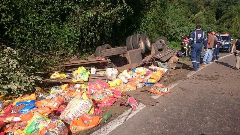 Caminh&atilde;o saiu da pista e carga ficou espalhada